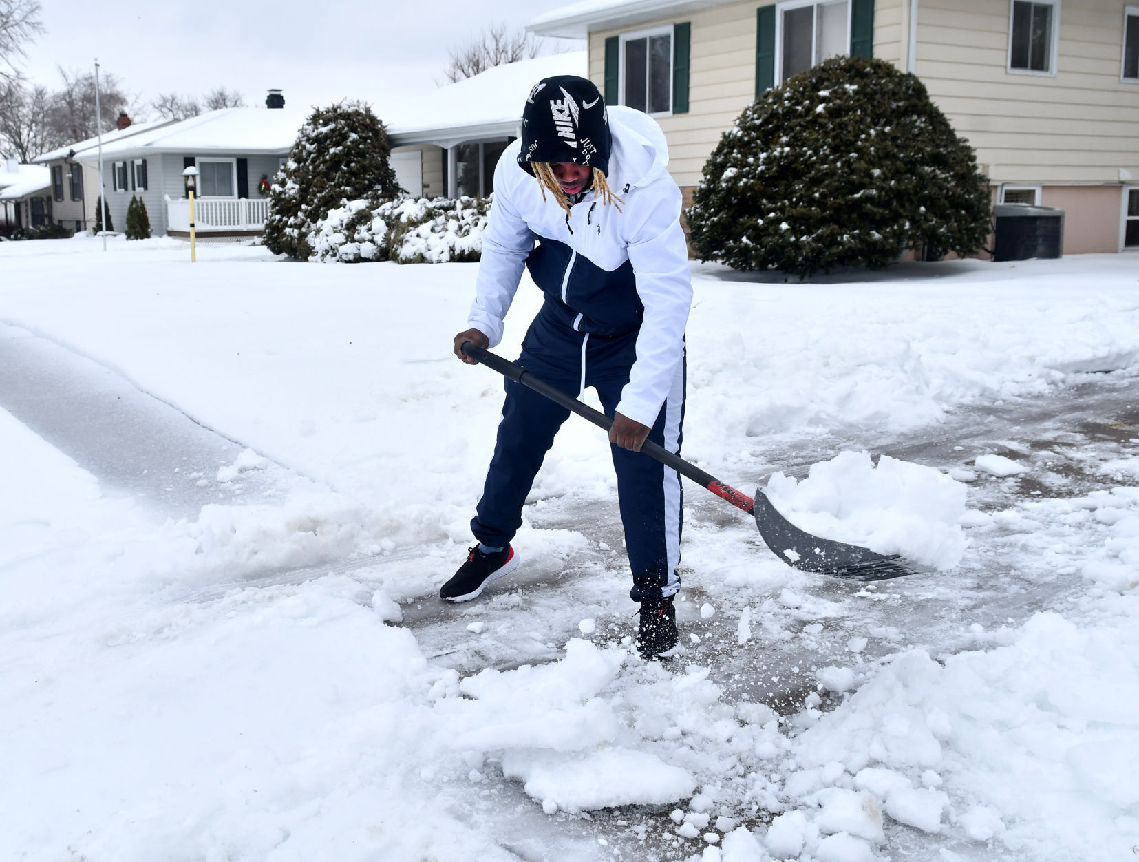 123020-qc-nws-snowcleanup-055
